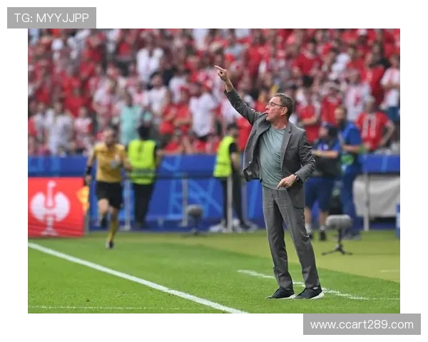 奥地利主帅朗尼克脚踝术后感染 坚持骑电瓶车穿越草坪指挥比赛